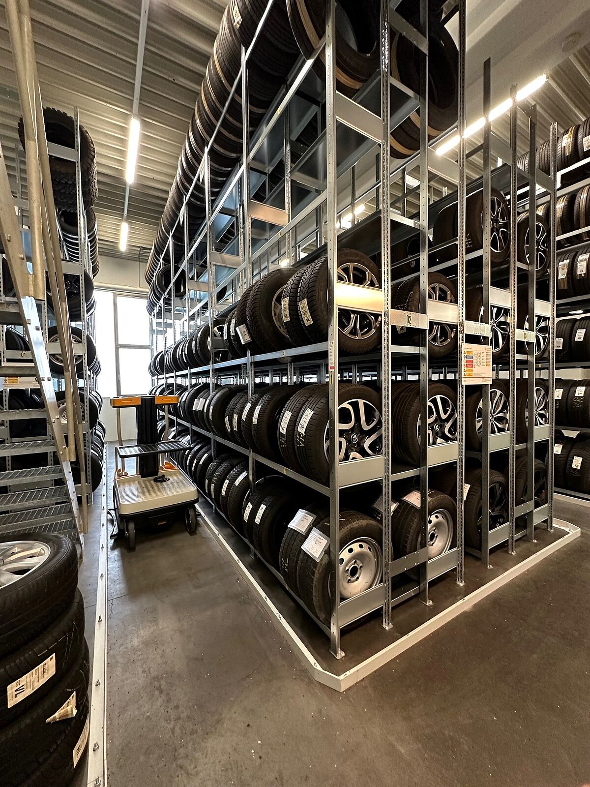 Neues Hochregallager für Kundenräder error_file_does_not_exist